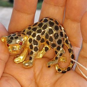 Leopard pin